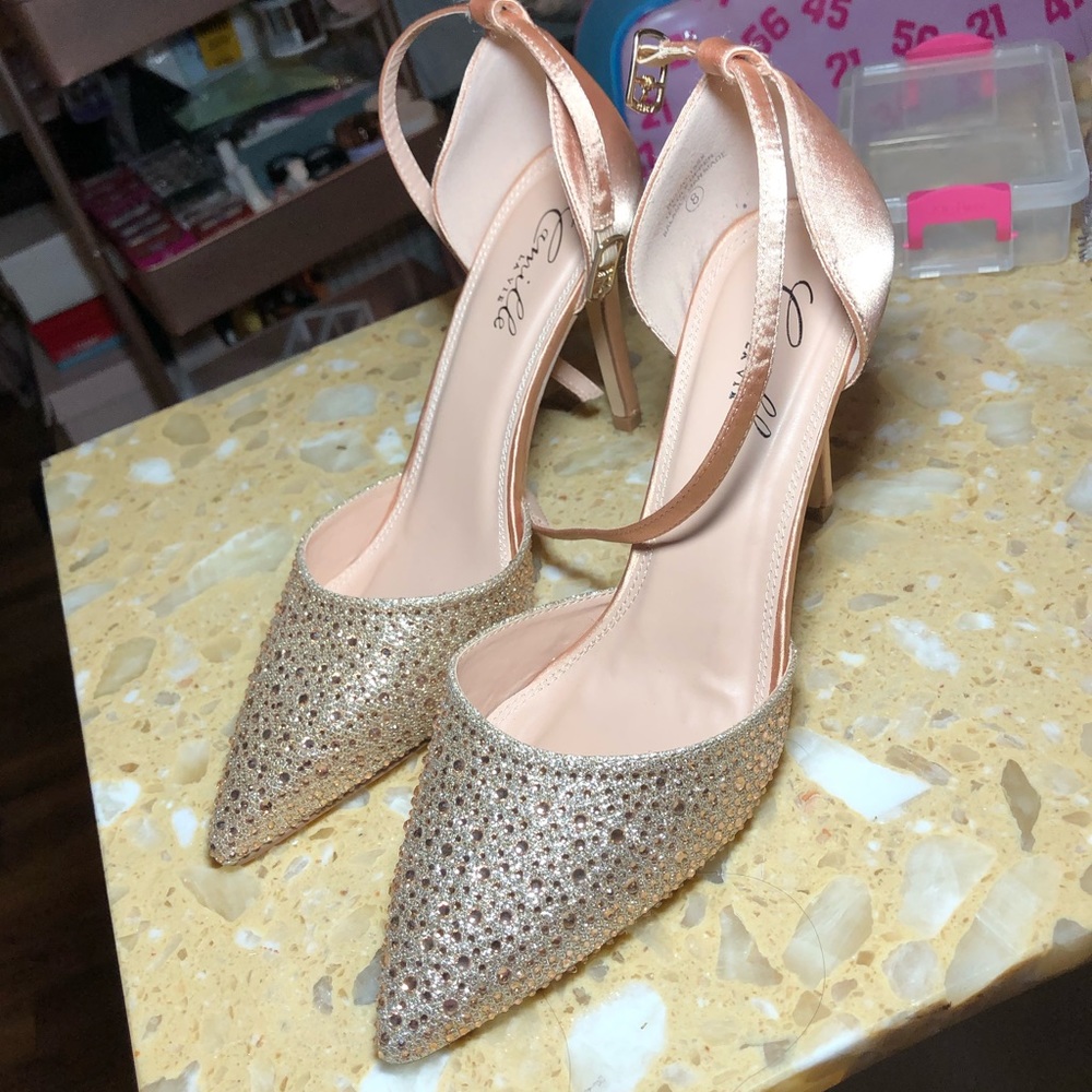 GOLD HEELS!!
